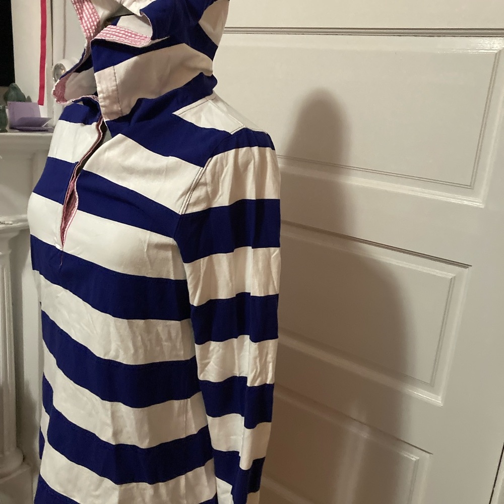 Vineyard vines stripped shirt size medium with hood